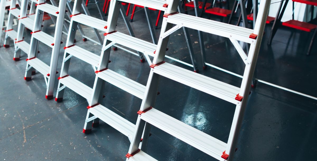 Drabiny aluminiowe i ich akcesoria – na co zwrócić uwagę przy wyborze?