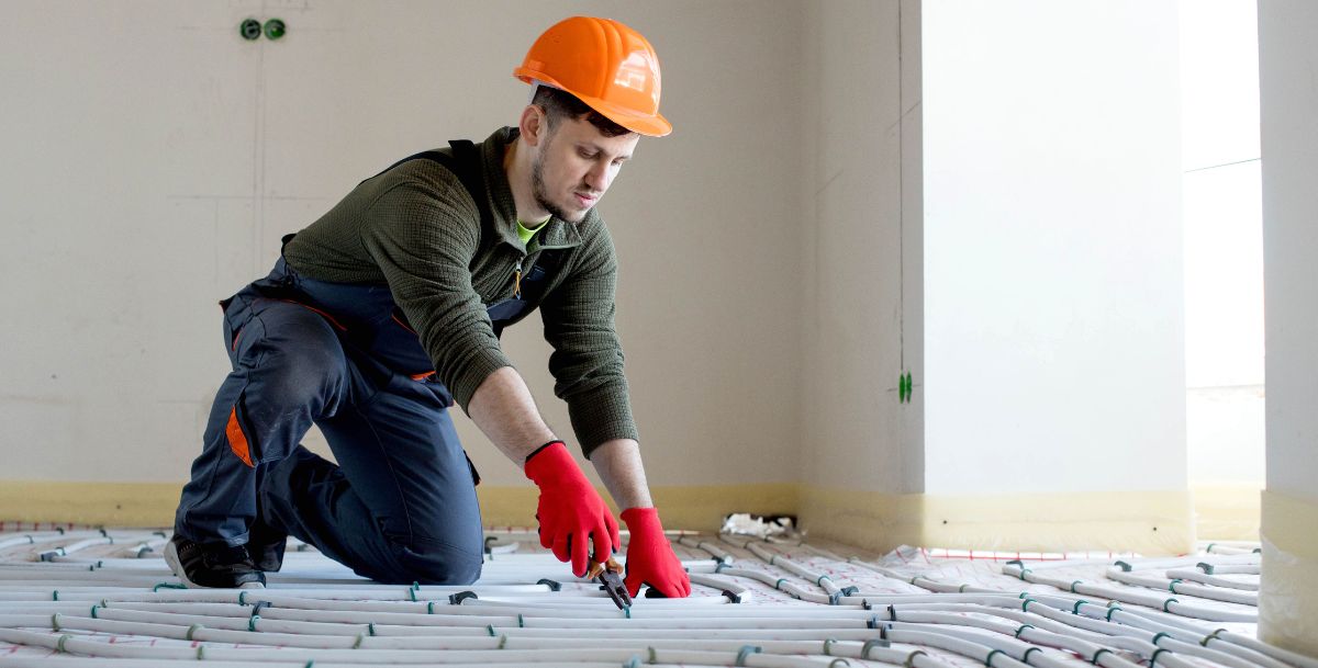 Monter instaluje ogrzewanie podłogowe Rehau