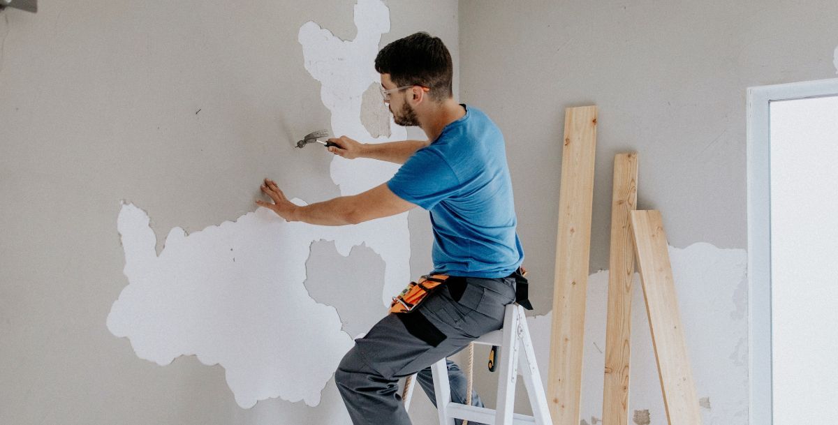 Wbijanie gwoździa młotkiem