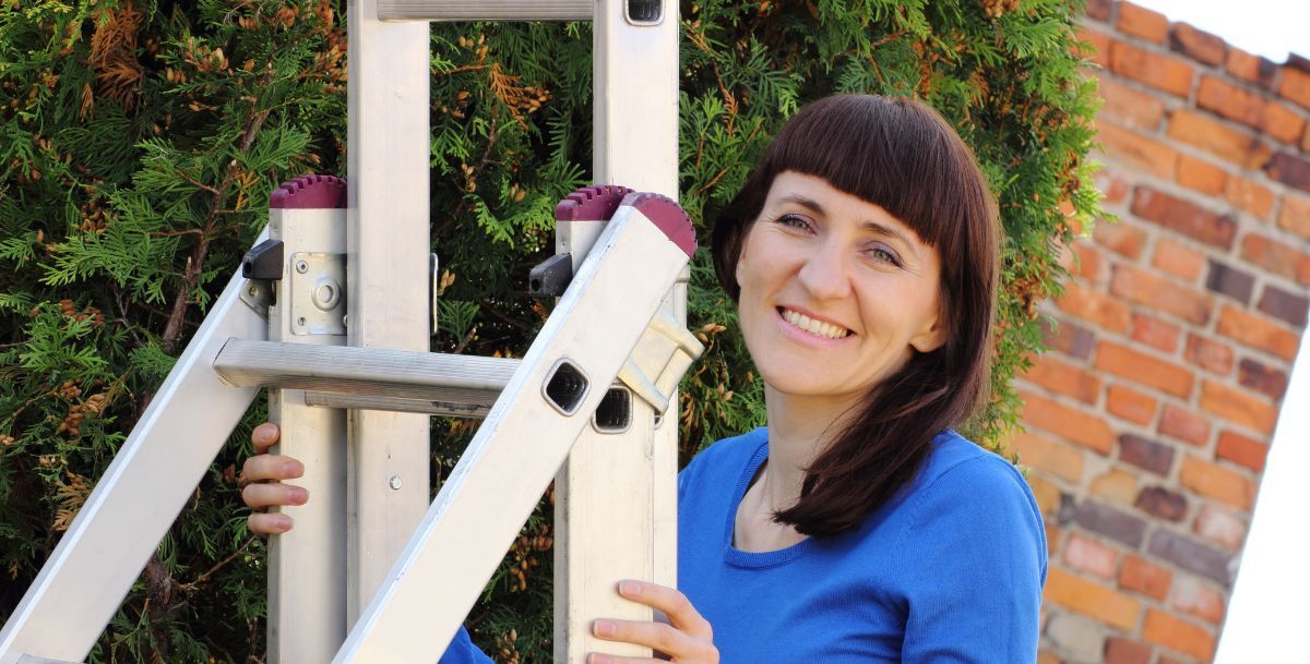 Uśmiechnięta kobieta na wysokości