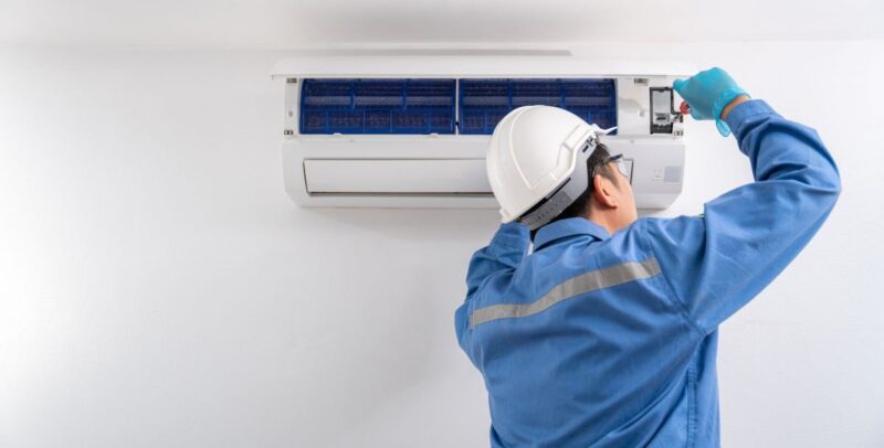 Finał instalacji klimatyzatora